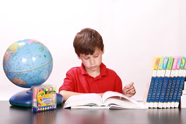 Un ambiente ideale: Camera per bambini Montessoriana e studio con Libreria